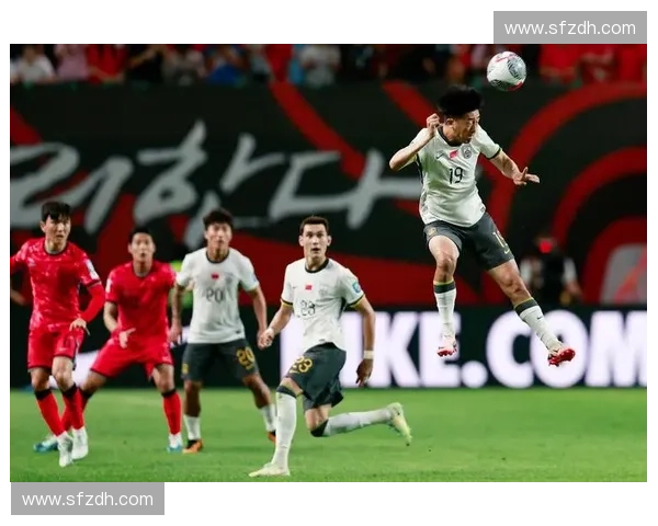 国足现场直播激战全场球迷热情高涨见证中国足球奋勇拼搏时刻 国足现场直播激战全场球迷热情高涨见证中国足球奋勇拼搏时刻